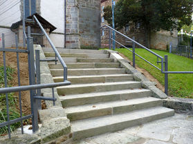 Fertigstellung der Treppe und der Pflasterarbeiten (Foto: Karl-Franz Thiede)
